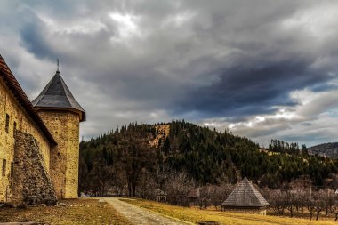 Köyün dağlarındaki eski kilise.