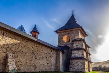 Aziz Michael Kilisesi ve Cherni şehrindeki kutsal üçlünün dönüşümünün altın kubbeli manastırı.