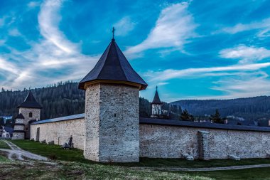 Tepedeki eski kilise.