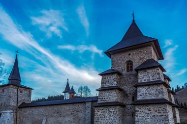 Ortaçağ Manastırı Dağlardaki Kutsal Ruh Manastırı