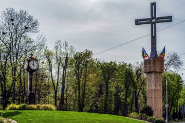 Kutsal Haç 'ın kutsal ruhunun anıtı baharda Kutsal Üçlü şehrinin caddesinde..
