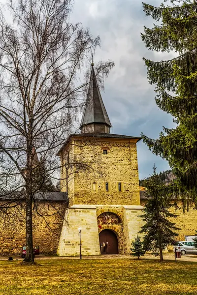 Şehrin eski kalesi.