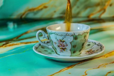 Bir fincan kahve ve çaydanlık.