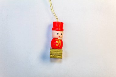 Beyaz arka planda Noel süslemeleri olan Noel ağacı oyuncağı.