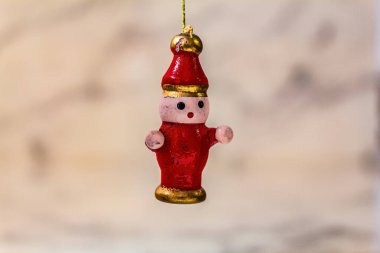 Kırmızı ve altın bir Noel oyuncağı bir kardan adamla