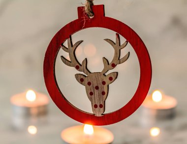 Beyaz arka planda geyik süslemesi.