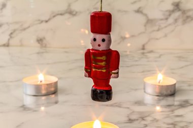 Noel masasında mum yakmak. Yeni yıl dekorasyonu. şenlikli dekor