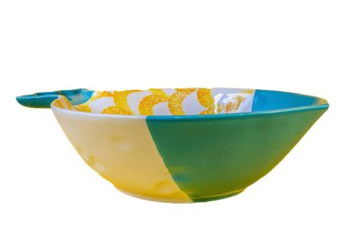 Beyaza izole edilmiş renkli bir çorba kasesi.