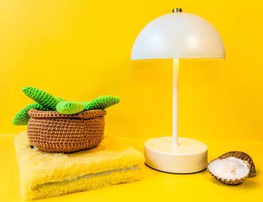 Beyaz ev bitkisi, lamba ve sarı arka plandaki ev bitkilerinin modern iç tasarımı.