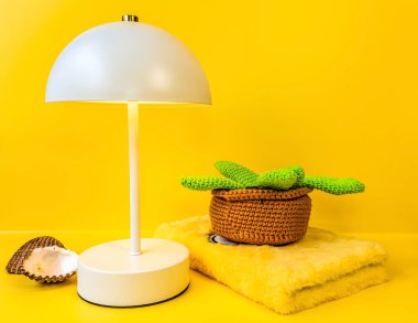 Modern iç tasarım. Odadaki lamba.