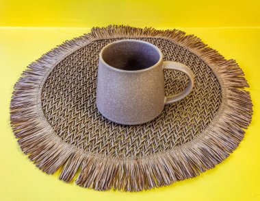 Sarı bardakla saman