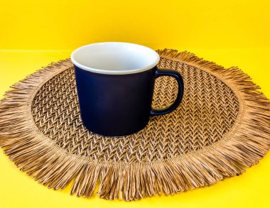 Kahve ve samanla dolu boş bir fincan.