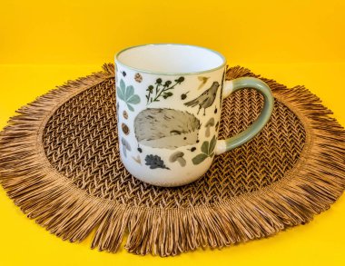 Sarı bir arka plan üzerinde kahve