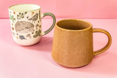 Beyaz arka planda seramik bardak ve kahve..