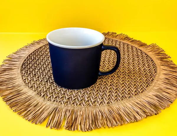 Kahve ve samanla dolu boş bir fincan.