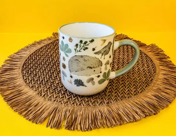 Sarı bir arka plan üzerinde kahve