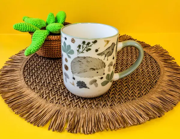 Yeşil arka planda pipetli bir kupa.