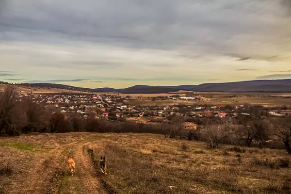Bulutlu bir gökyüzü olan güzel köy manzarası