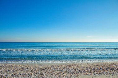 Güzel deniz ve mavi gökyüzü beyaz bulutlarla.