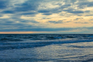 Denizin üzerinde güzel bir gün batımı