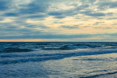 Kumlu sahilde deniz dalgaları