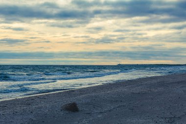 Gün batımında deniz kıyısı.