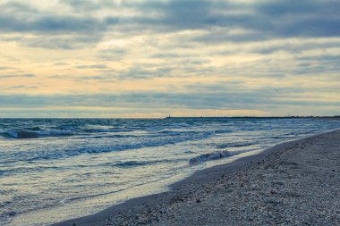 Denizin üzerinde gün batımı