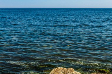 Güzel siyah kayalar denizi ve mavi gökyüzü. Yaz manzarası.