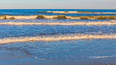 Baltık deniz kıyıları gün batımında.