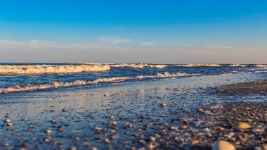 Deniz plajı ve akşamları dalgalar.