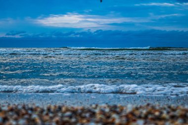 Dalgalı deniz manzarası ve bulutlu gökyüzü