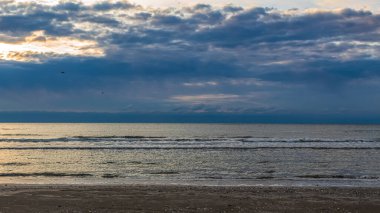 Sahilde gün batımı