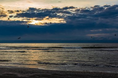 Denizin üzerinde güzel bir gün batımı