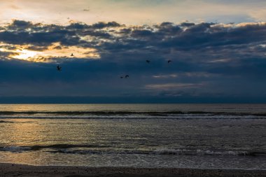 Akşamları baltık denizinde gün batımı