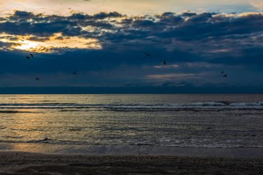 Güneş ufuktan ve Akdeniz 'den batıyor.
