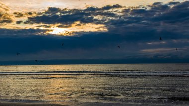 Denizin üzerinde güzel bir gün batımı