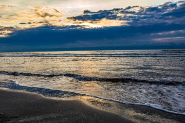 # Bulutlarla birlikte denizde gün doğumu #