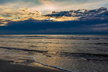 Sahilde gün batımı