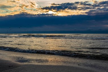 Sahilde güzel bir gün batımı