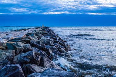Akdeniz 'in denizi. Dalgalar kıyıda görülebilir köpükle kaplıdır..