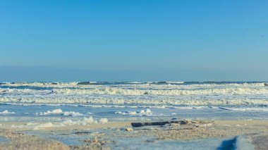 Kış aylarında deniz kıyısı.