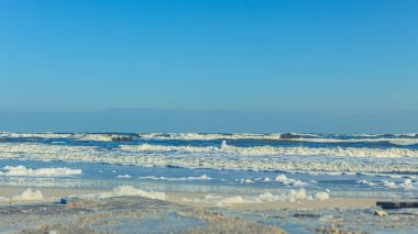 Sahildeki deniz dalgaları.