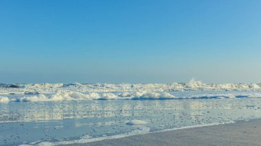 Sahilde beyaz köpük ve köpük