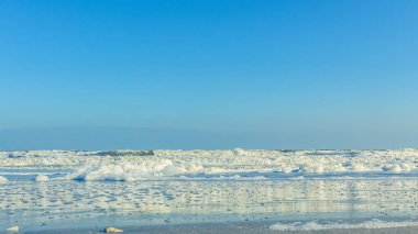 Deniz kıyısında kış buzu