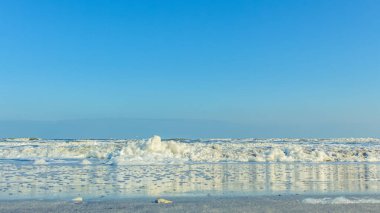 Güzel beyaz kumsal Mavi gökyüzü ve deniz.
