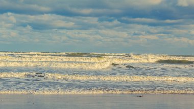 Atlantik Okyanusu 'nun güzel dalgaları sabah