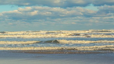 Baltık denizi, kumsal, güneşli bir gün..