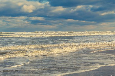 Akşamları baltık denizinde dalgalar