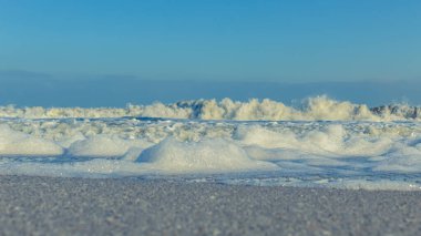 Güzel deniz dalgaları ve kumsal