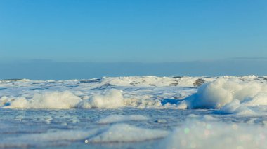 Kar ve buzla kaplı kış kumsalı, baltık denizi.